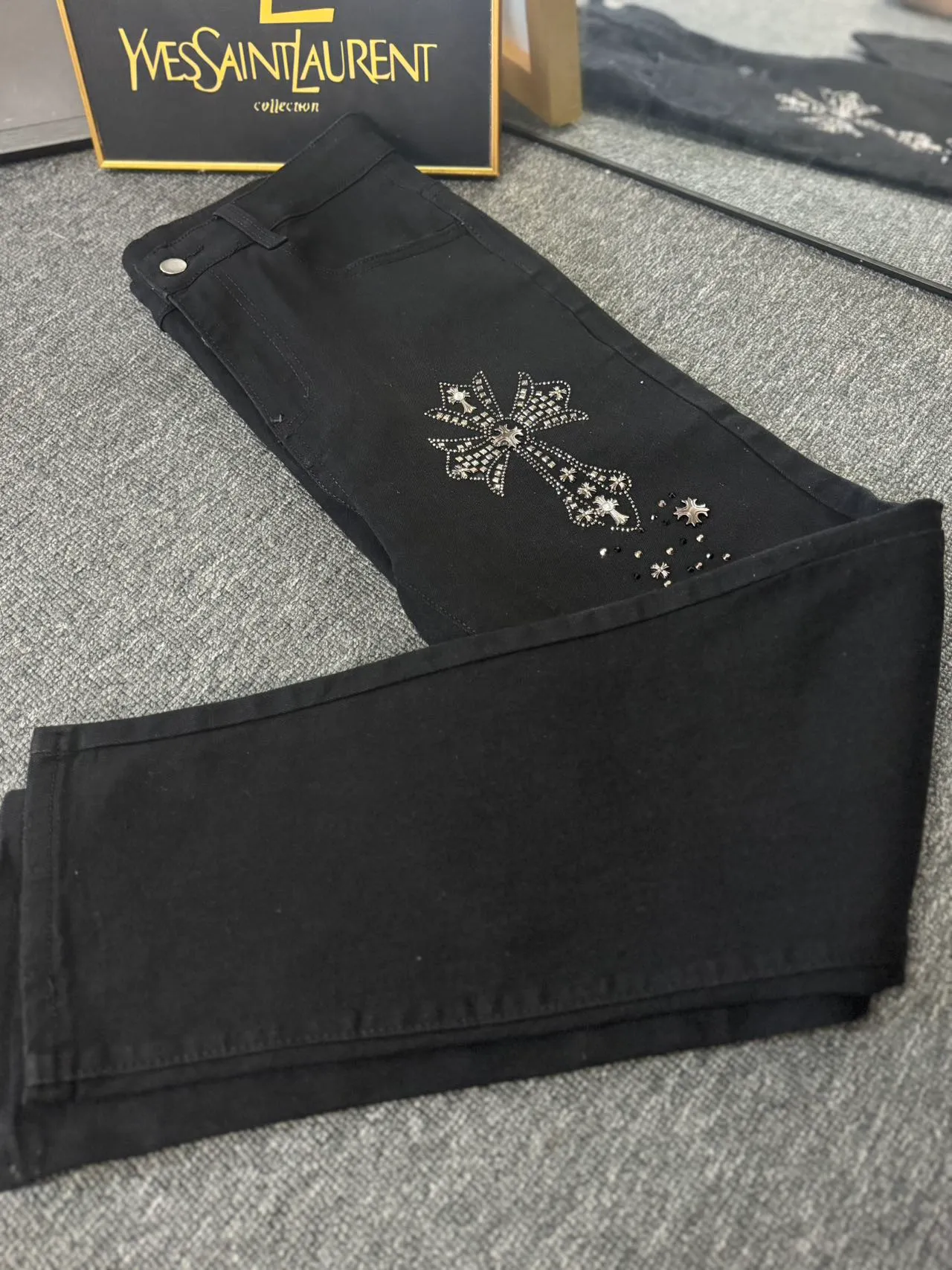P180 ☞CHROME HEARTS✘Cro Heart Overseas Edition 24ss🔥New Heavy Industry Washed Embroidered American Retro Workwear Washed Jeans Loose Pants with Perfect Details Washed Denim Fabric is Wear-Resistant and Dirty Three-Dimensional Cutting Loose Fit Imported Machine Printing Will Not Crack and Fall Off After Repeated Washing Same Couple Style Color: Denim Blue Size: M-2XL Pants Length Waist Hips M 96 76 106 L 97 80 110 XL 98 84 114 2XL 100 88 118